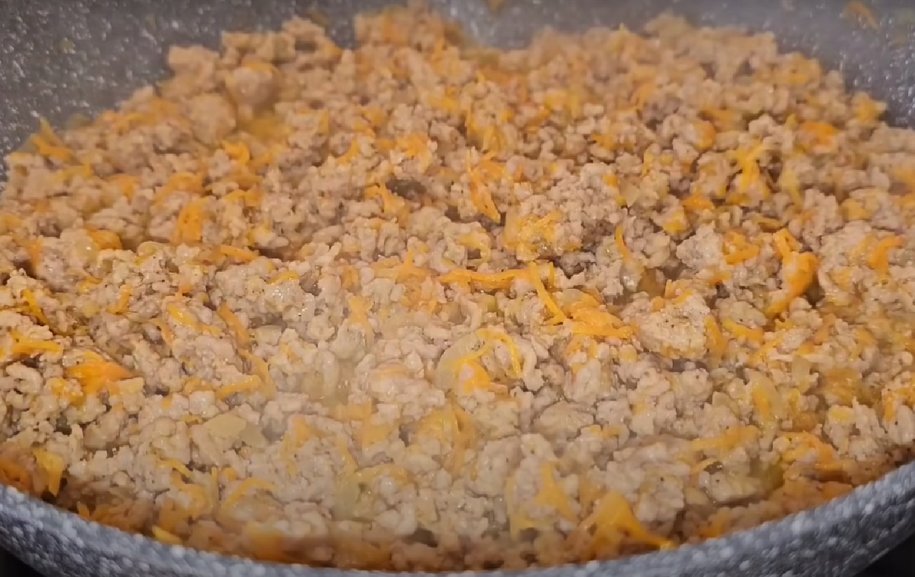 "Лінивий" гуцульський дерун з білими грибами: український рецепт ситної страви в соусі